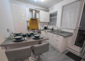 Apartment-Sleeps4-Parking-Balcony